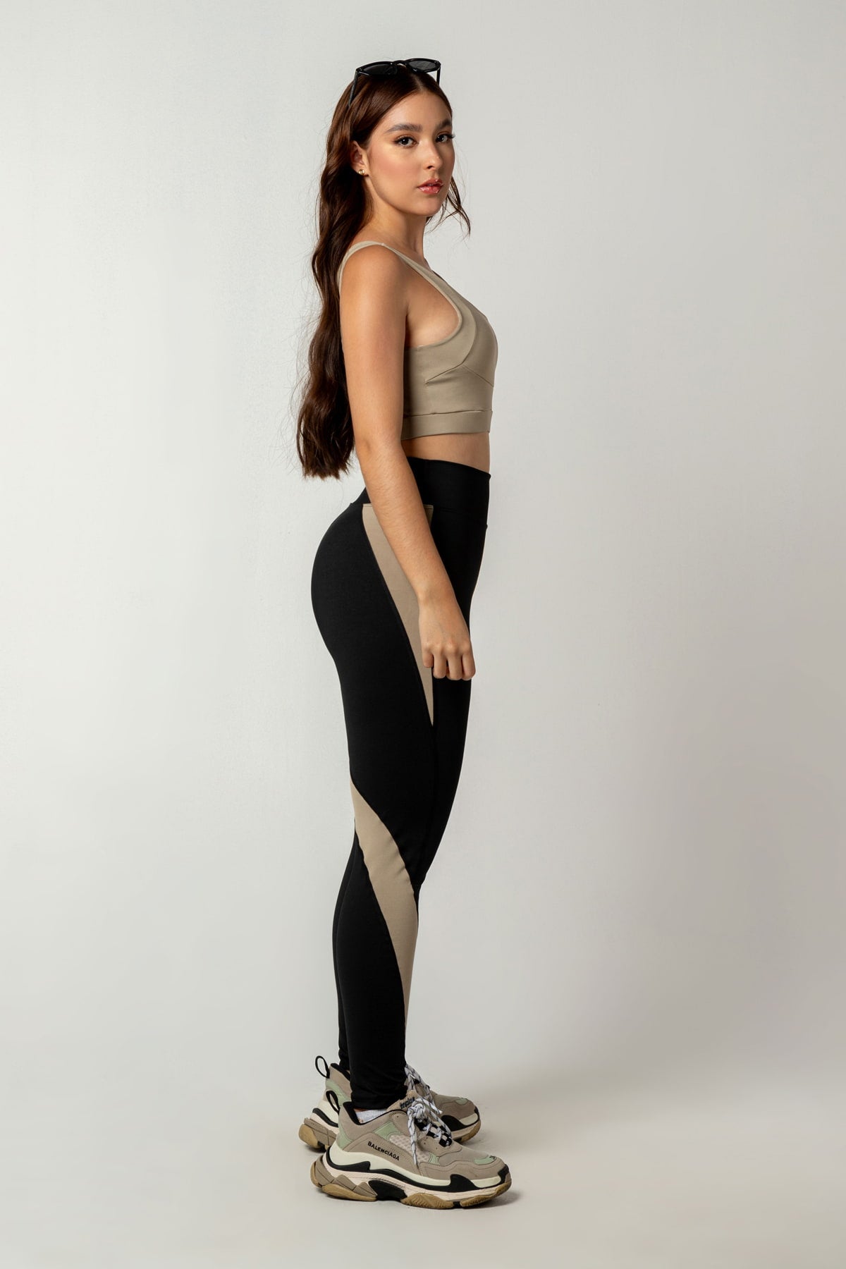 Conjunto Deportivo "Confianza" Color Crema y Negro * Talla Única/OneSize* Se Ajusta Desde Una Talla 6 Hasta Una Talla 12