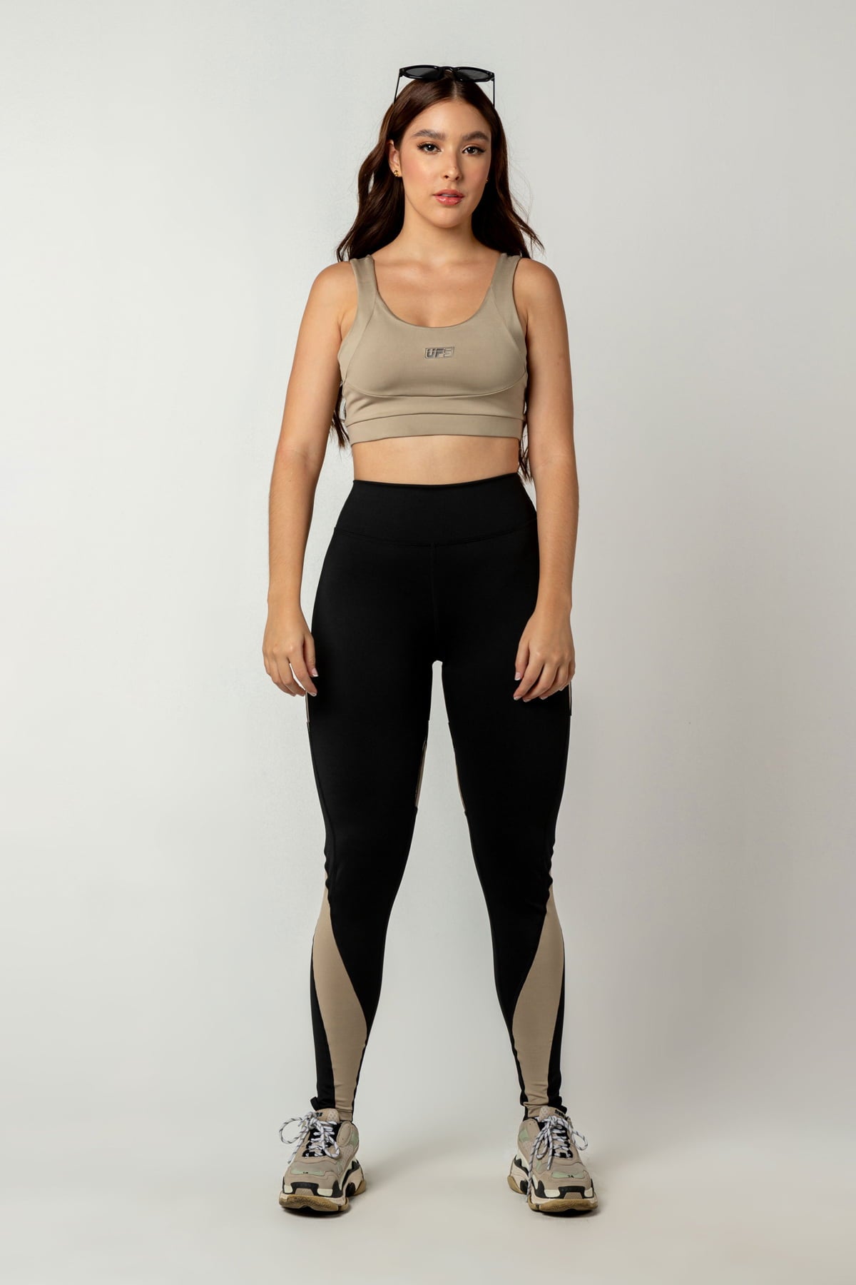 Conjunto Deportivo "Confianza" Color Crema y Negro * Talla Única/OneSize* Se Ajusta Desde Una Talla 6 Hasta Una Talla 12